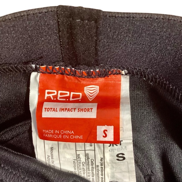 Burton RED Padded Shorts Sports - Youth Small 2010 - Picture 13 of 15